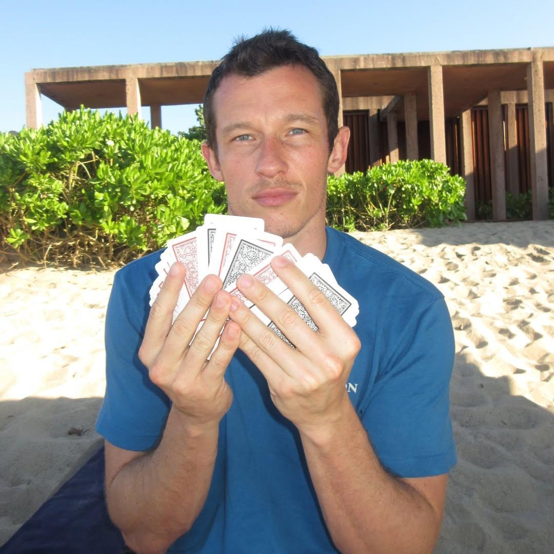 Callum Turner jugando a las cartas con Dua Lipa.  (RRSS)