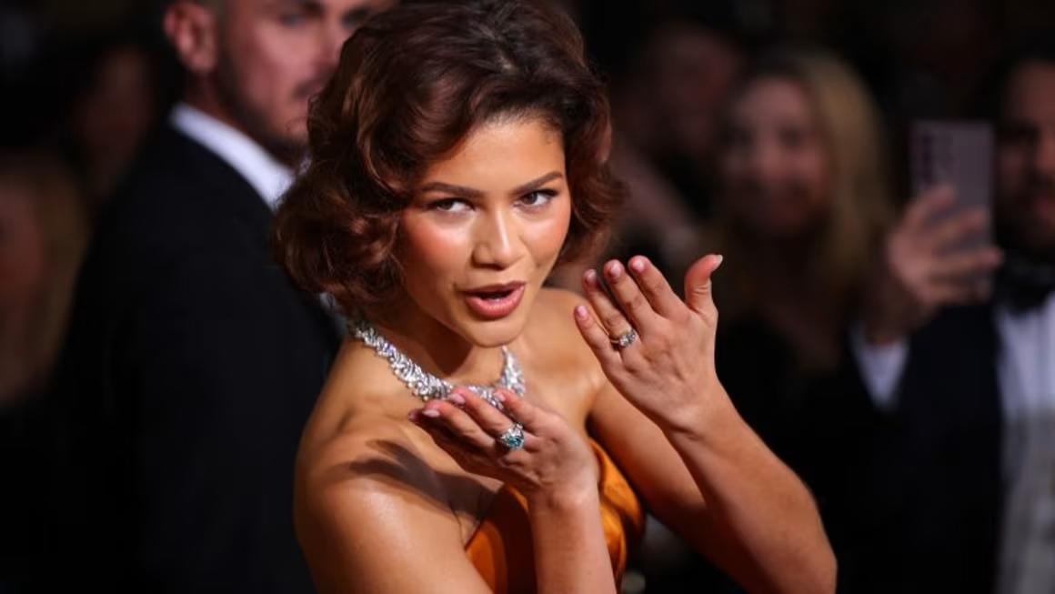 Zendaya asiste a la 82ª edición de los Globo de Oro con un vestido de Louis Vuitton y muchas joyas llamativas. (RRSS)