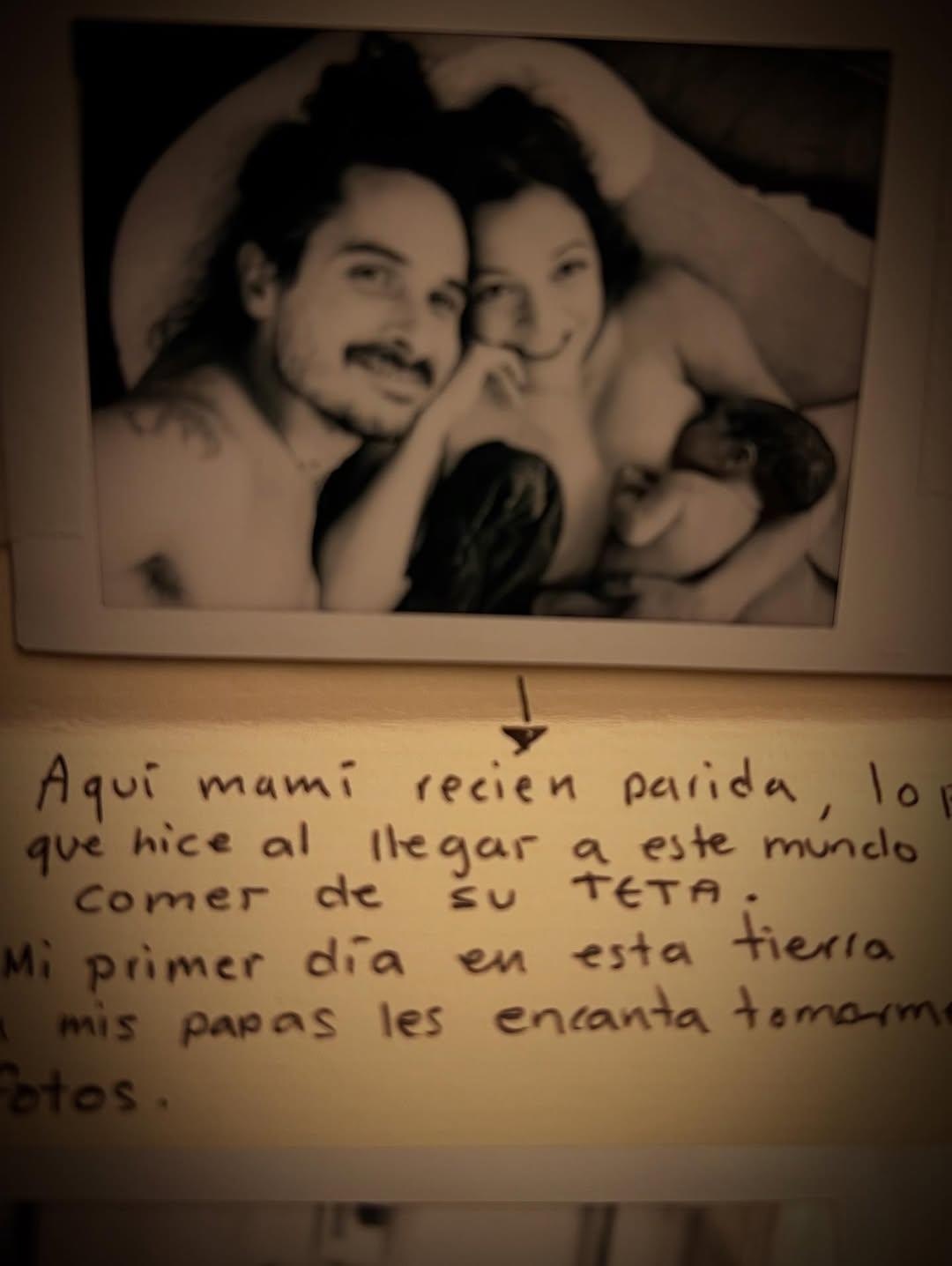 Fotografía de Natalia Lafourcade y su esposo con su bebé recién nacido.  (RRSS)