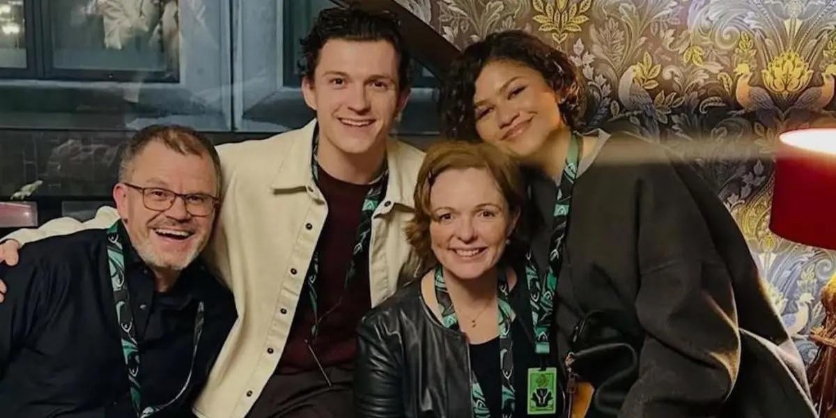 Zendaya en la foto navideña junto con sus suegros y Tom Holland.  (RRSS)