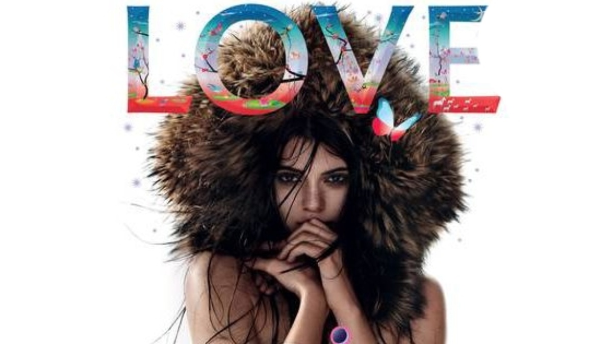 La estrella de tv posó con un sombrero de piel y en topless, tapándose los pechos únicamente.