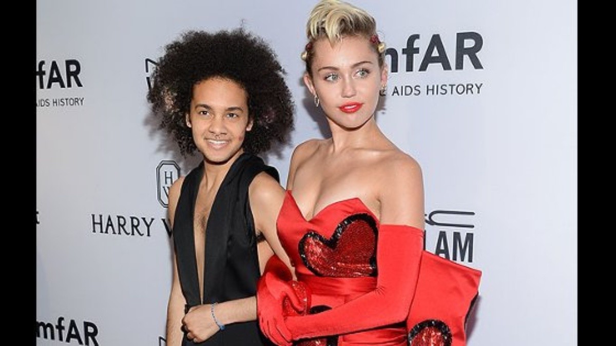 EE.UU.- La cantante llegó a la alfombra roja con la fotógrafa