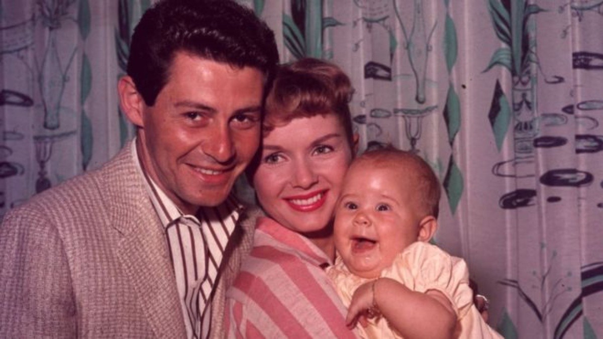 Carrie Fisher con sus padres Eddie Fisher y Debbie Reynolds en 1957. Foto: BBC.