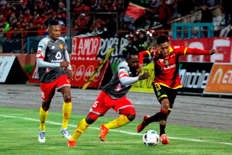 El futbolista nacional (d.) no ha jugado ni 1 minuto este año. Foto: Archivo