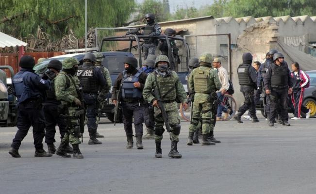 El enfrentamiento se dio entre fuerzas armadas y ladrones de combustible. Foto: eluniversal.com.mx