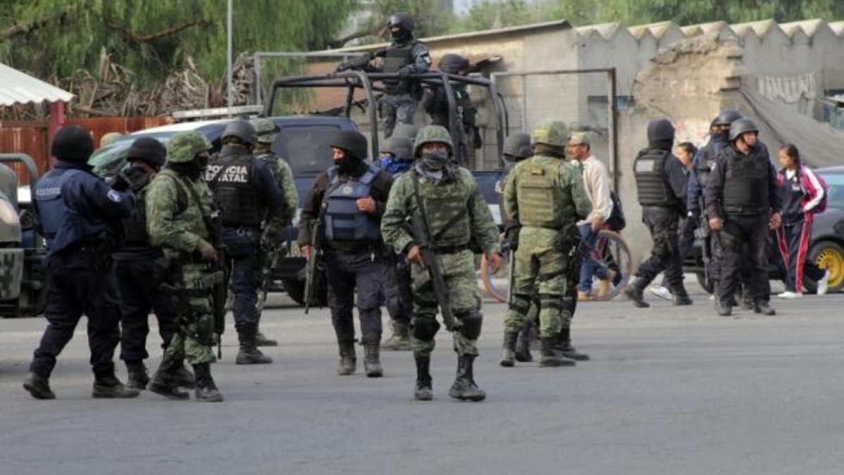 El enfrentamiento se dio entre fuerzas armadas y ladrones de combustible. Foto: eluniversal.com.mx