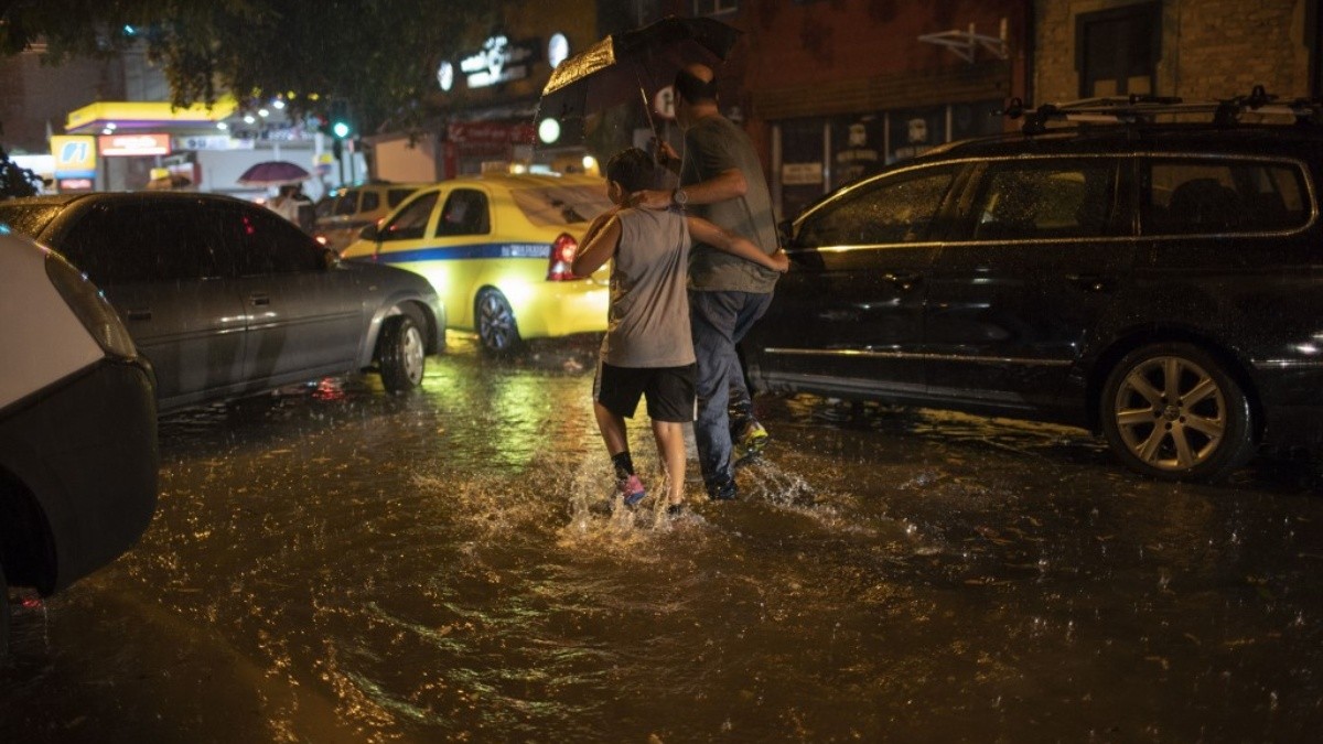Un motociclista fue arrastrado por la corriente y dos mujeres fallecieron. Foto: AFP