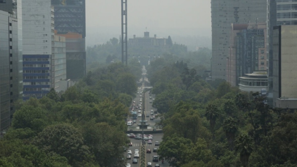 El humo y la contaminación se observan desde el emblemático Paseo de la Reforma y el Castillo de Chapultepec. Foto: AP