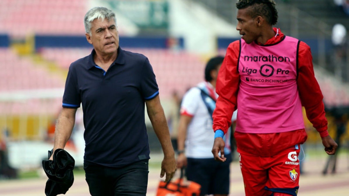 Los 'puros criollos' cayeron 1-0 ante los 'cebollitas' en el estadio Olímpico Atahualpa.. Foto: API