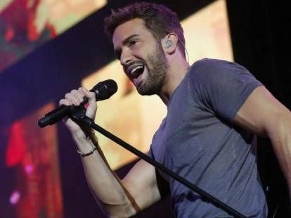 El cantante español Pablo Alborán en medio de una presentación musical. Foto: EFE.