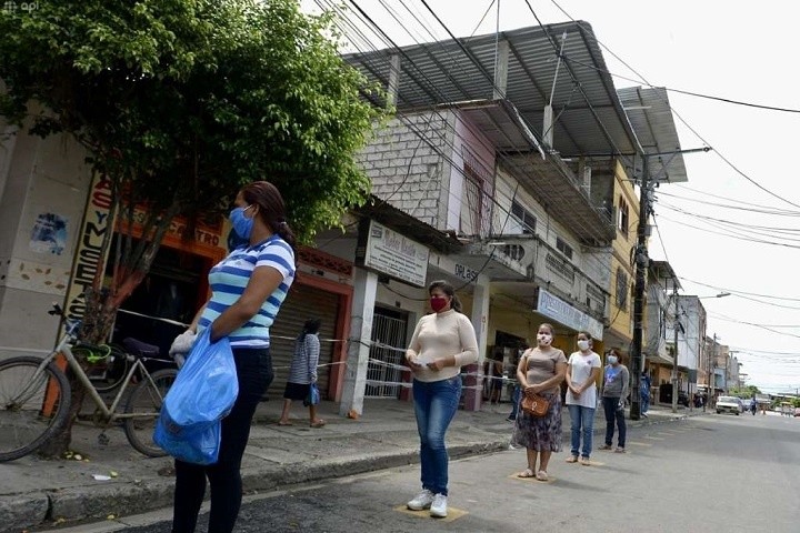 Ciudadanos de Daule hacen fila con distanciamiento. Foto: Ecuavisa.