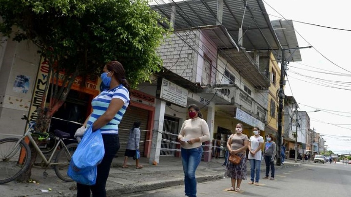 Ciudadanos de Daule hacen fila con distanciamiento. Foto: Ecuavisa.