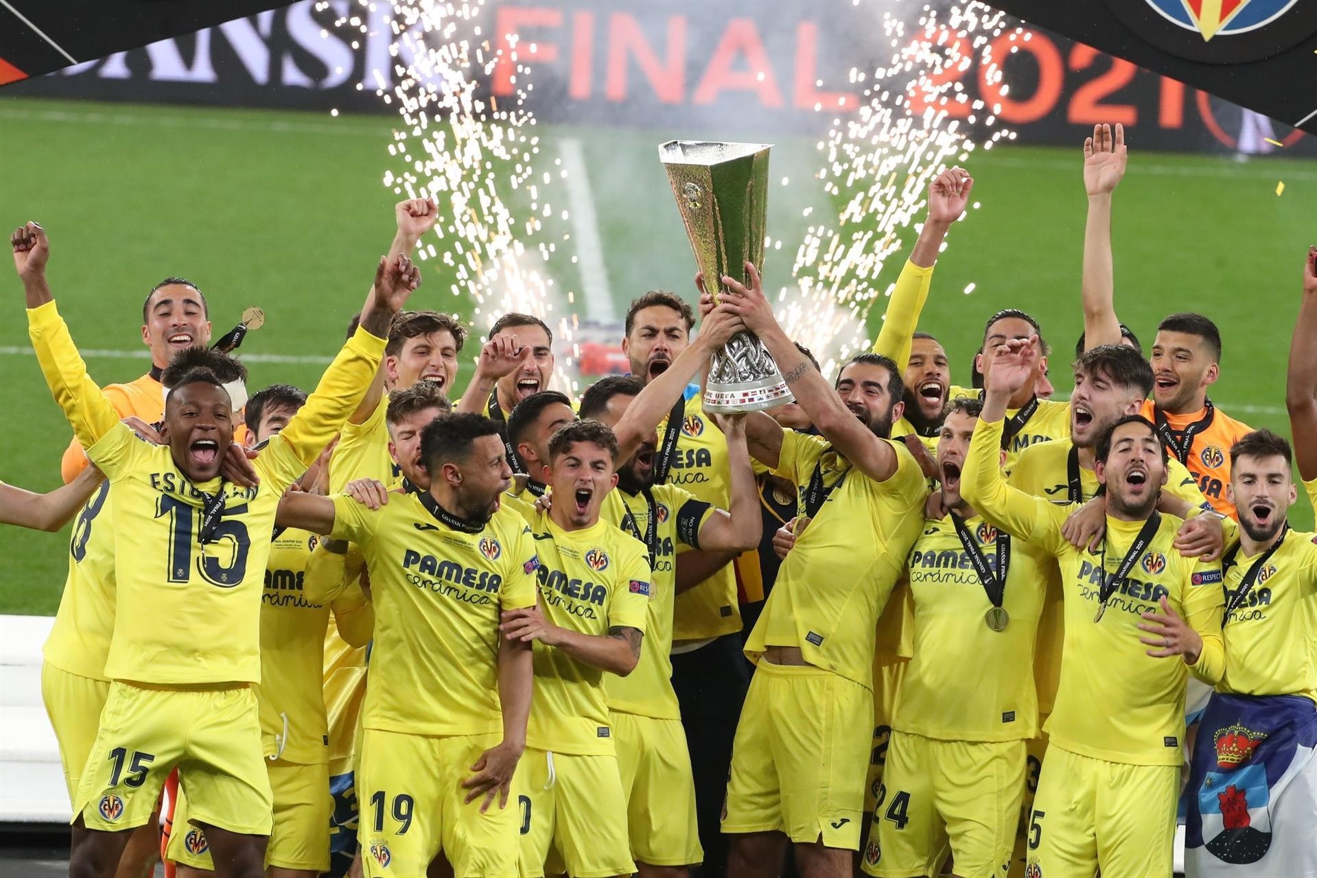 Los jugadores del Villarreal celebran su victoria en la final de la Liga Europa. (EFE)