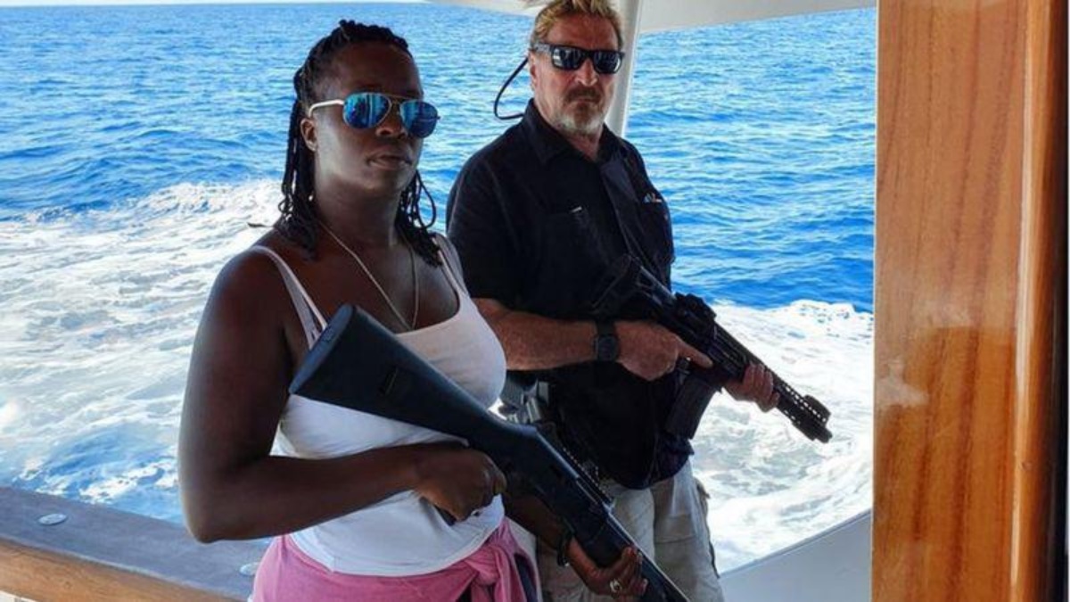 John McAfee posteó hace un par de años esta foto junto a su esposa en Twitter, aparentemente tras salir de Cuba. (Twitter @officialmcafee)