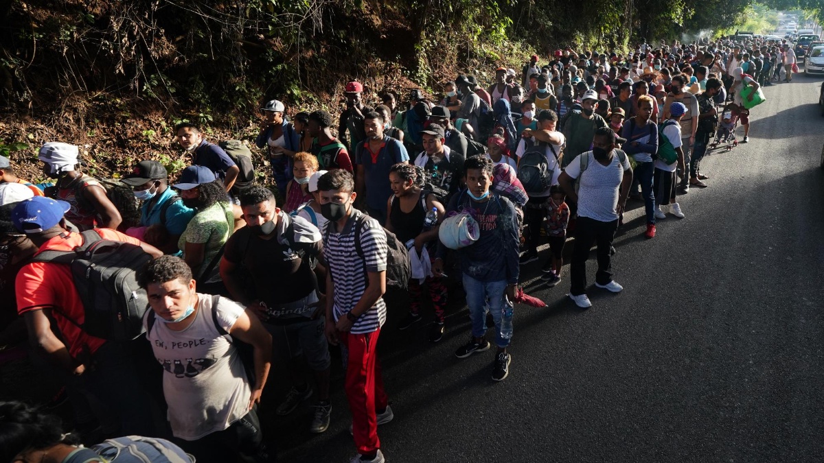 Una caravana de migrantes se dirige hacia hacia la frontera entre Estados Unidos y México, luego de partir de Tapachula, México, el sábado 4 de septiembre de 2021. (Foto AP/ Marco Ugarte) (Marco Ugarte / AP)
