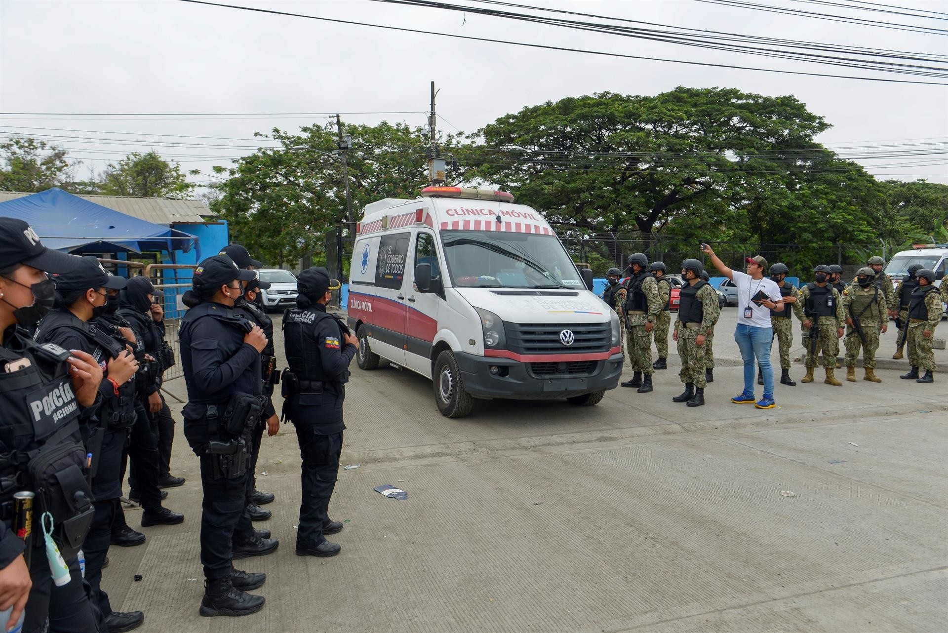 Una ambulancia sale hoy de la penitenciaría de Guayaquil (Ecuador). (Foto: EFE)