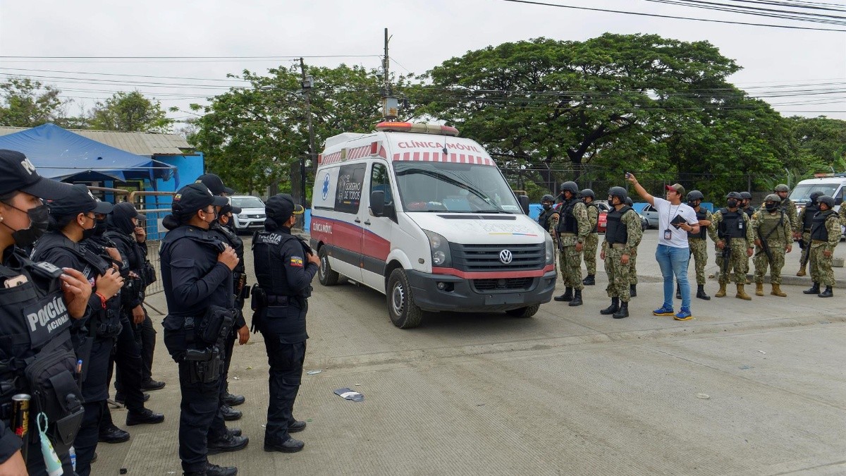 Una ambulancia sale hoy de la penitenciaría de Guayaquil (Ecuador). (Foto: EFE)