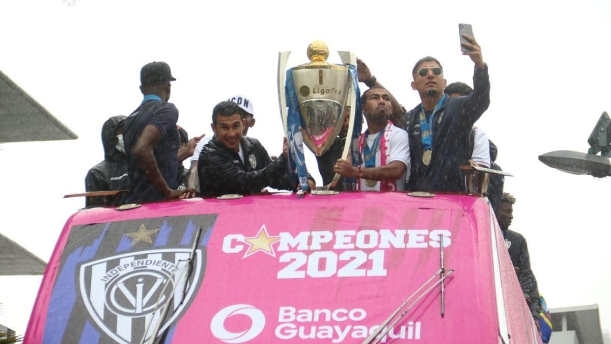 Los jugadores mostraron la copa a sus aficionados por las calles de ambas ciudades. (Foto: API)