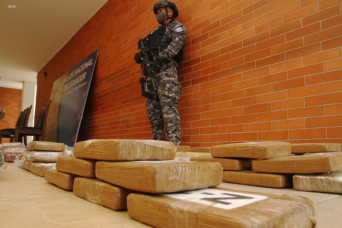 Narcos lanzan la droga a los buques desde sus embarcaciones pequeñas (TELEVISTAZO)