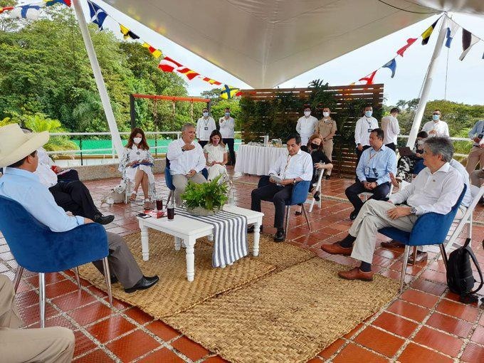 Los mandatarios de Chile, Colombia, Perú y el secretario de Hacienda de México en una reunión con el jefe de Estado Ecuatoriano. (Twitter @A_delPacifico)
