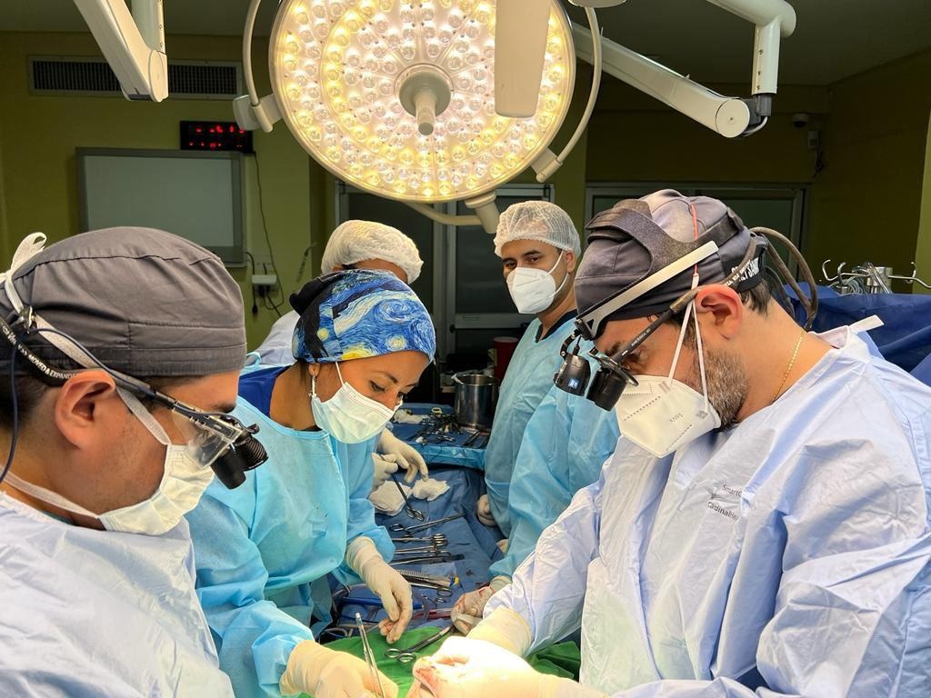 Equipo de cirujanos realiza una cirugía cardíaca. (Cortesía Hospital Clínica San Francisco.)