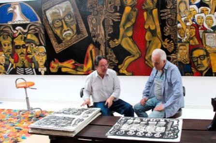 El exfiscal general del Estado, Galo Chiriboga Zambrano (derecha), y el artista Pavel Égüez miran los bocetos en los que se basó la construcción del mural 
