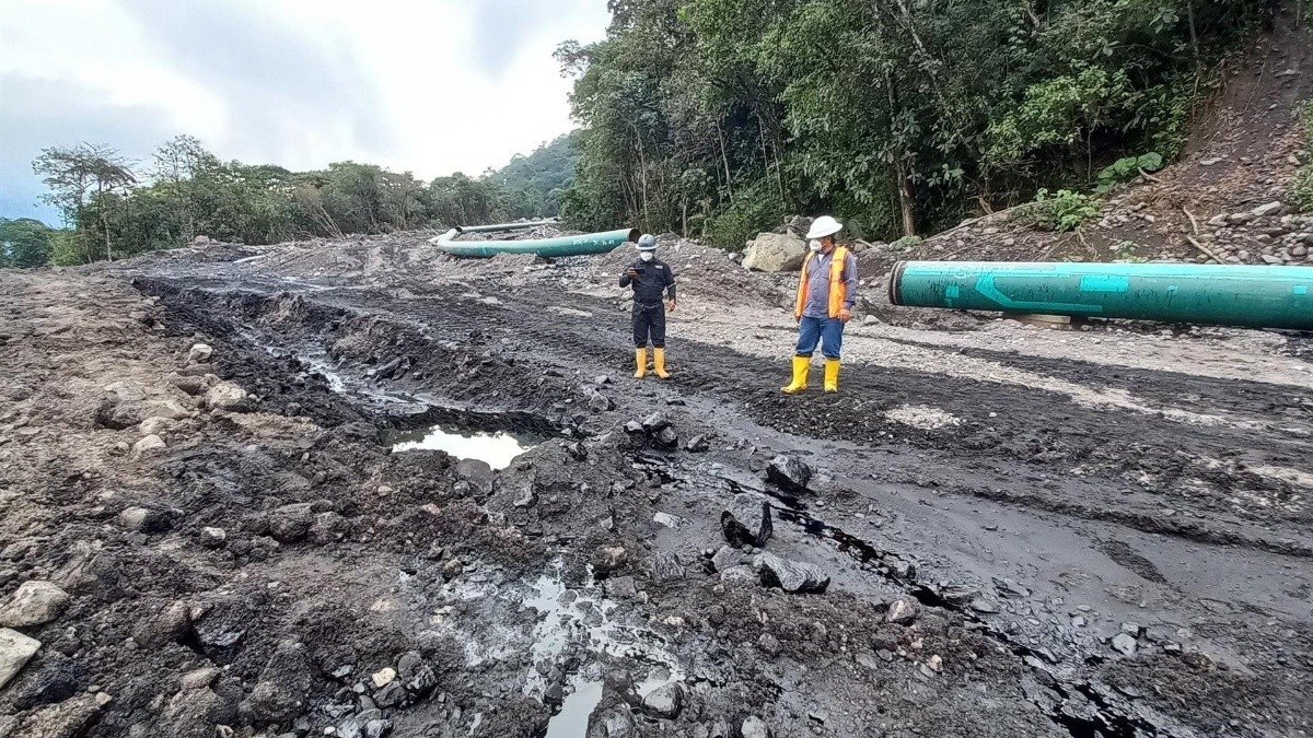 Fotografía de las consecuencias del derrame de petróleo en el río Piedra Fina, en la Amazonía ecuatoriana. (Foto: EFE/ Iván Izurieta)