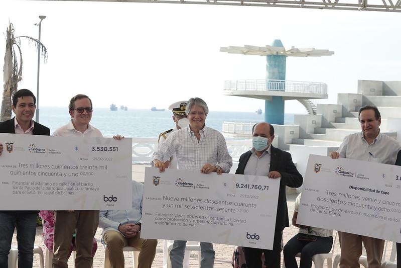 El presidente se reunió con los alcaldes de Santa Elena, Salinas y La Libertad, en Ballenita. (Presidencia de la República)