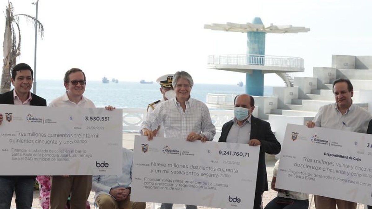 El presidente se reunió con los alcaldes de Santa Elena, Salinas y La Libertad, en Ballenita. (Presidencia de la República)