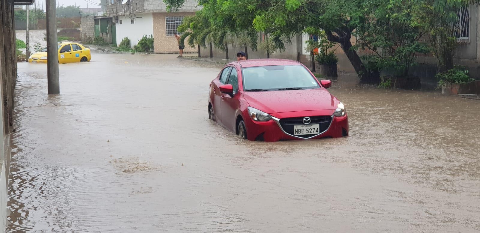 La fuerte lluvia que cayó sobre la ciudad por más de 2 horas, afectó principalmente a los barrios de la cabecera cantonal, y de las parroquias Tarqui y Los Esteros. (TELEVISTAZO)