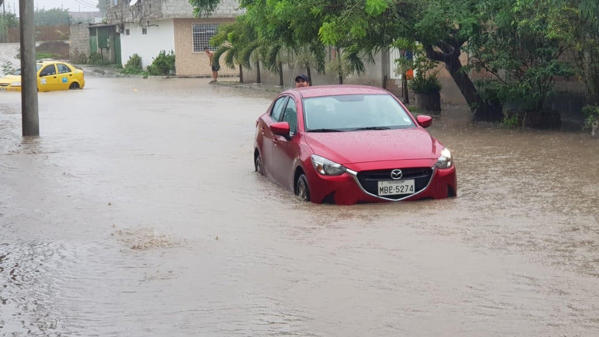 La fuerte lluvia que cayó sobre la ciudad por más de 2 horas, afectó principalmente a los barrios de la cabecera cantonal, y de las parroquias Tarqui y Los Esteros. (TELEVISTAZO)