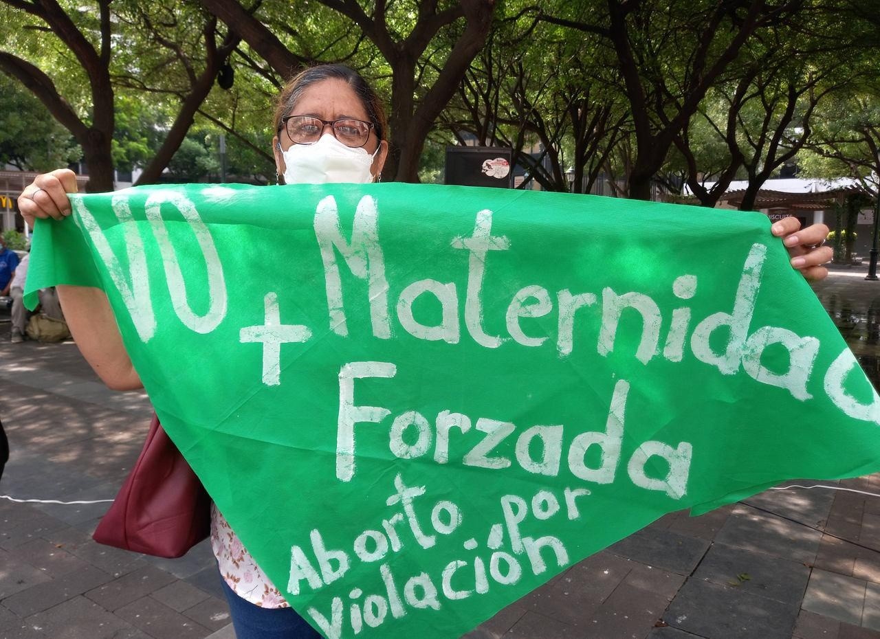 Una mujer muestra su apoyo al aborto por violación durante un plantón. (Foto: API)