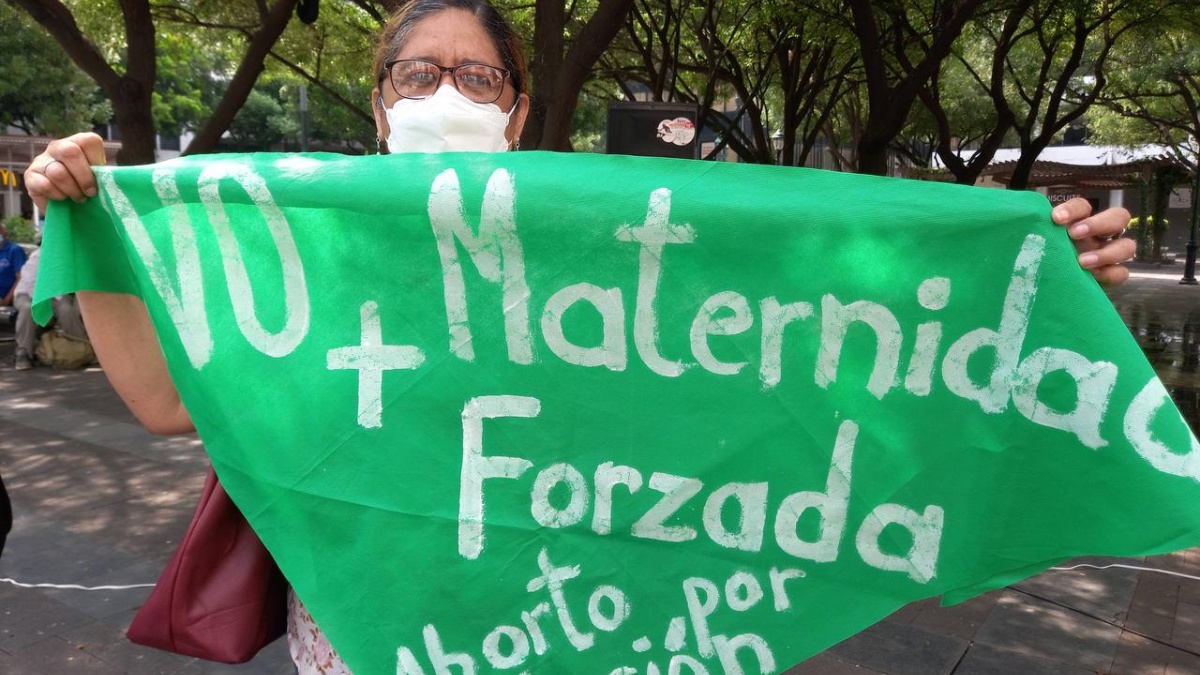Una mujer muestra su apoyo al aborto por violación durante un plantón. (Foto: API)
