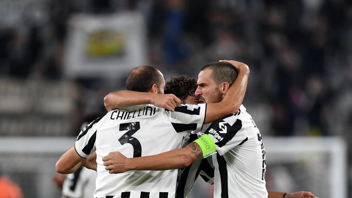 Juan Cuadrado y los italianos Giorgio Chiellini y Leonardo Bonucci comparecieron este lunes en la Fiscalía de Turín (Italia) (EFE)