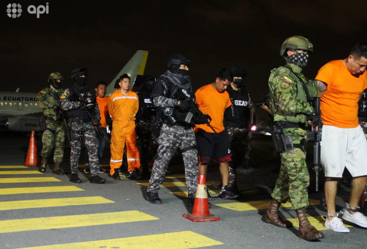 El gobierno trasladó a cinco cabecillas de bandas de la cárcel de Cuenca a la de Guayaquil. (API)