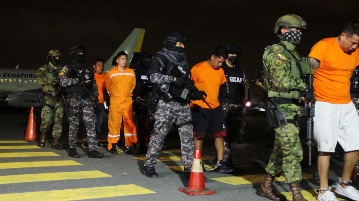 El gobierno trasladó a cinco cabecillas de bandas de la cárcel de Cuenca a la de Guayaquil. (API)