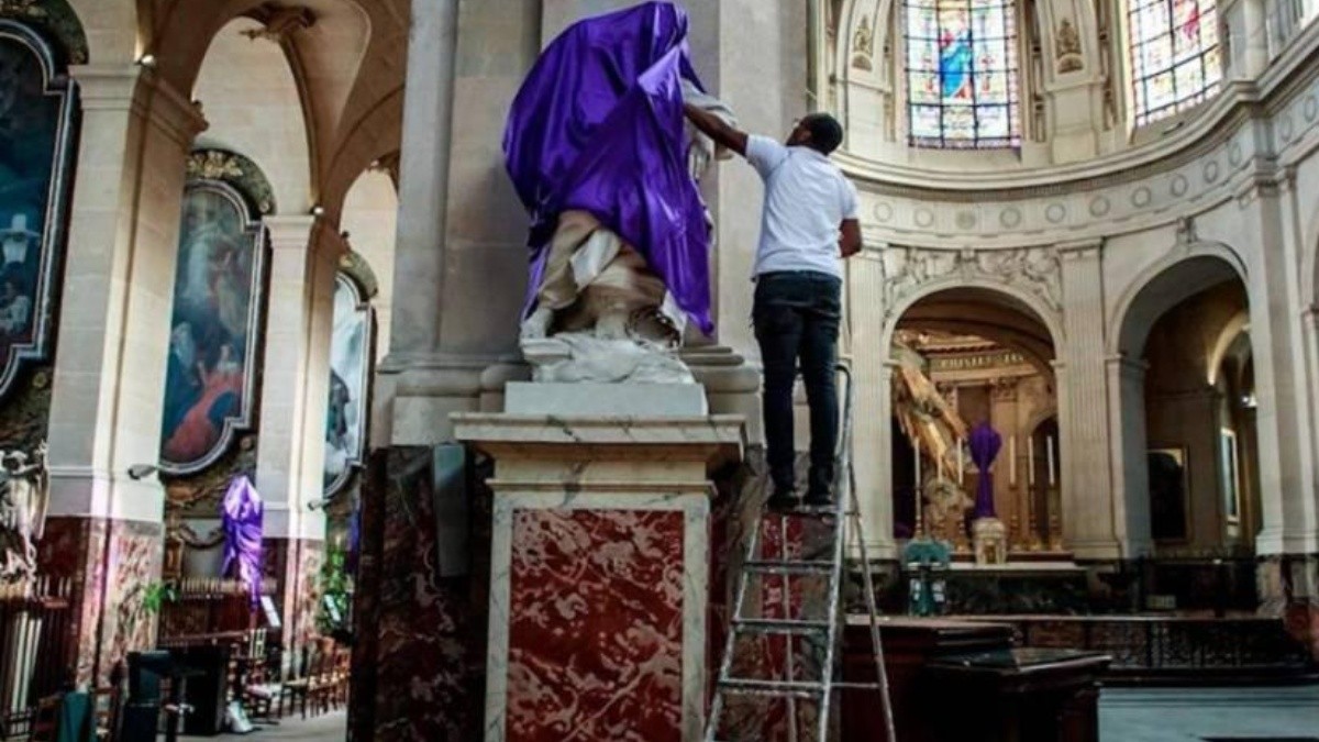 Los crucifijos y otras imágenes se cubren hasta el final del Viernes Santo, dando a entender de que son días de duelo y por lo tanto la iglesia se cubre con un velo. (Foto: archivo.)