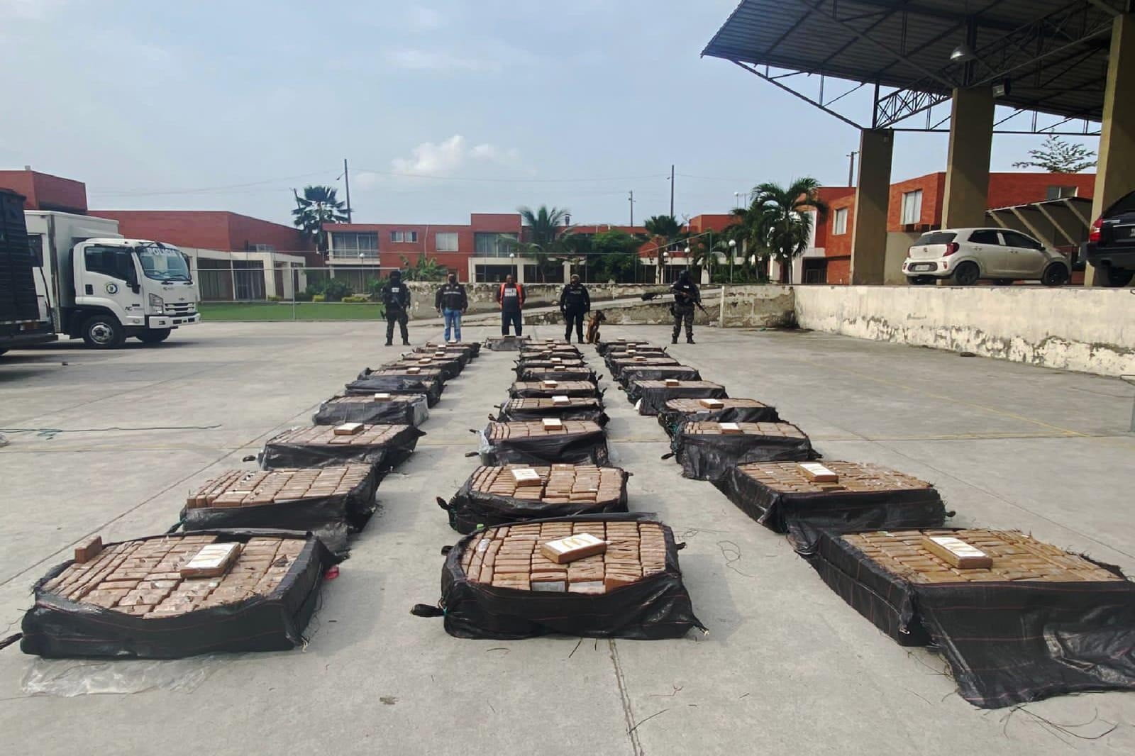 Las fuerzas del orden señalaron que hallaron 2.461 paquetes rectangulares con el alcaloide. (API)