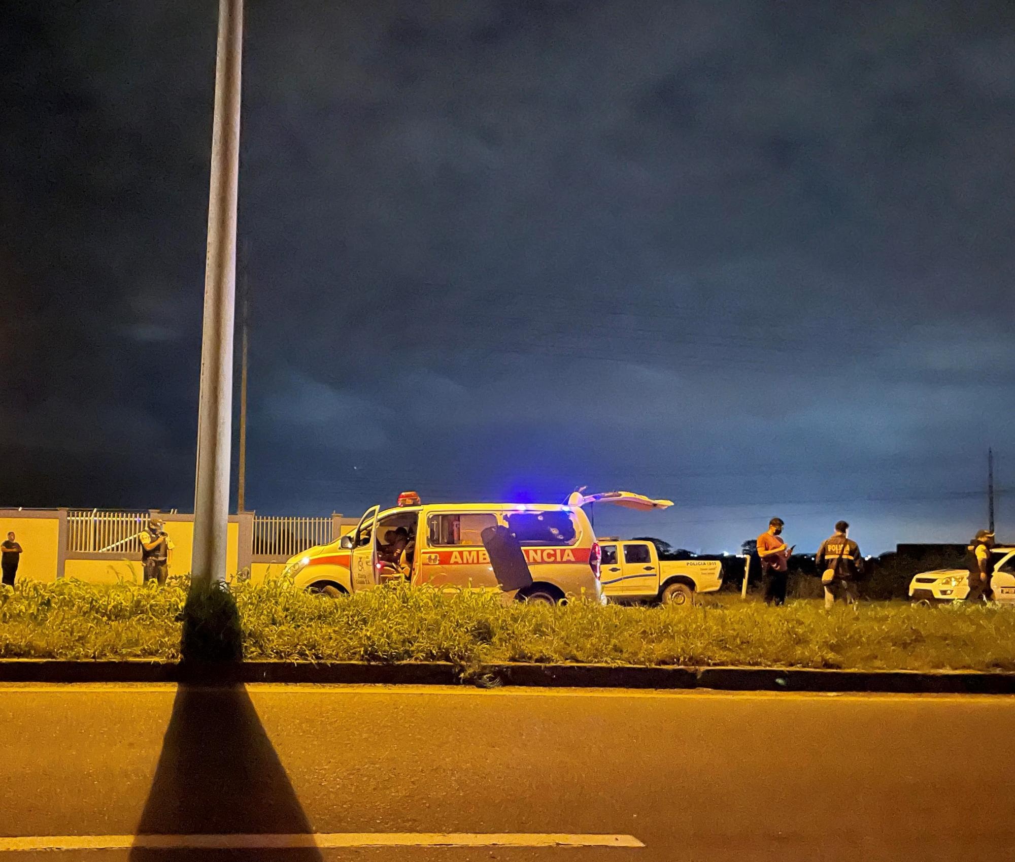 En medio de la carretera quedó la ambulancia atacada por sicarios, con tres fallecidos en su interior, en la vía Durán-Boliche. (Marco Carrasco