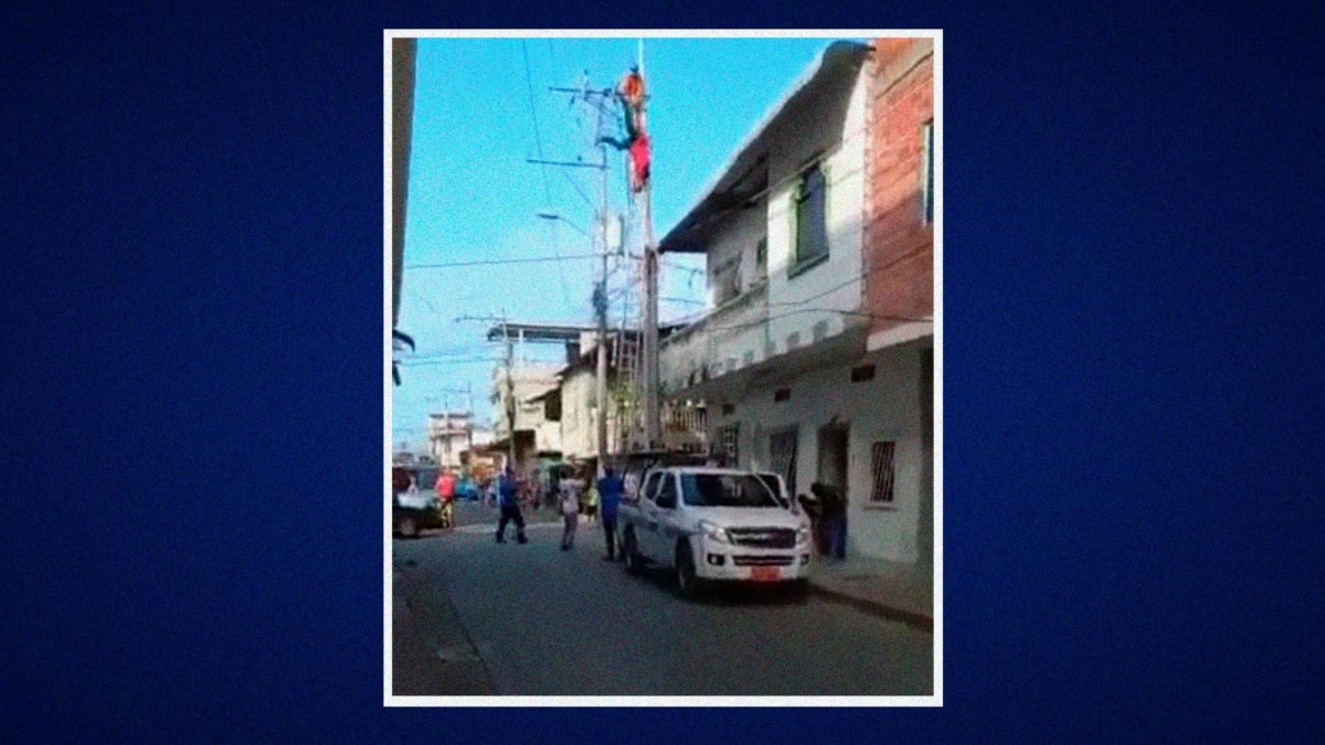 El hombre terminó en la calzada luego de desvanecerse mientras era sujetado por otro individuo que intentó salvarlo. (Captura de video)
