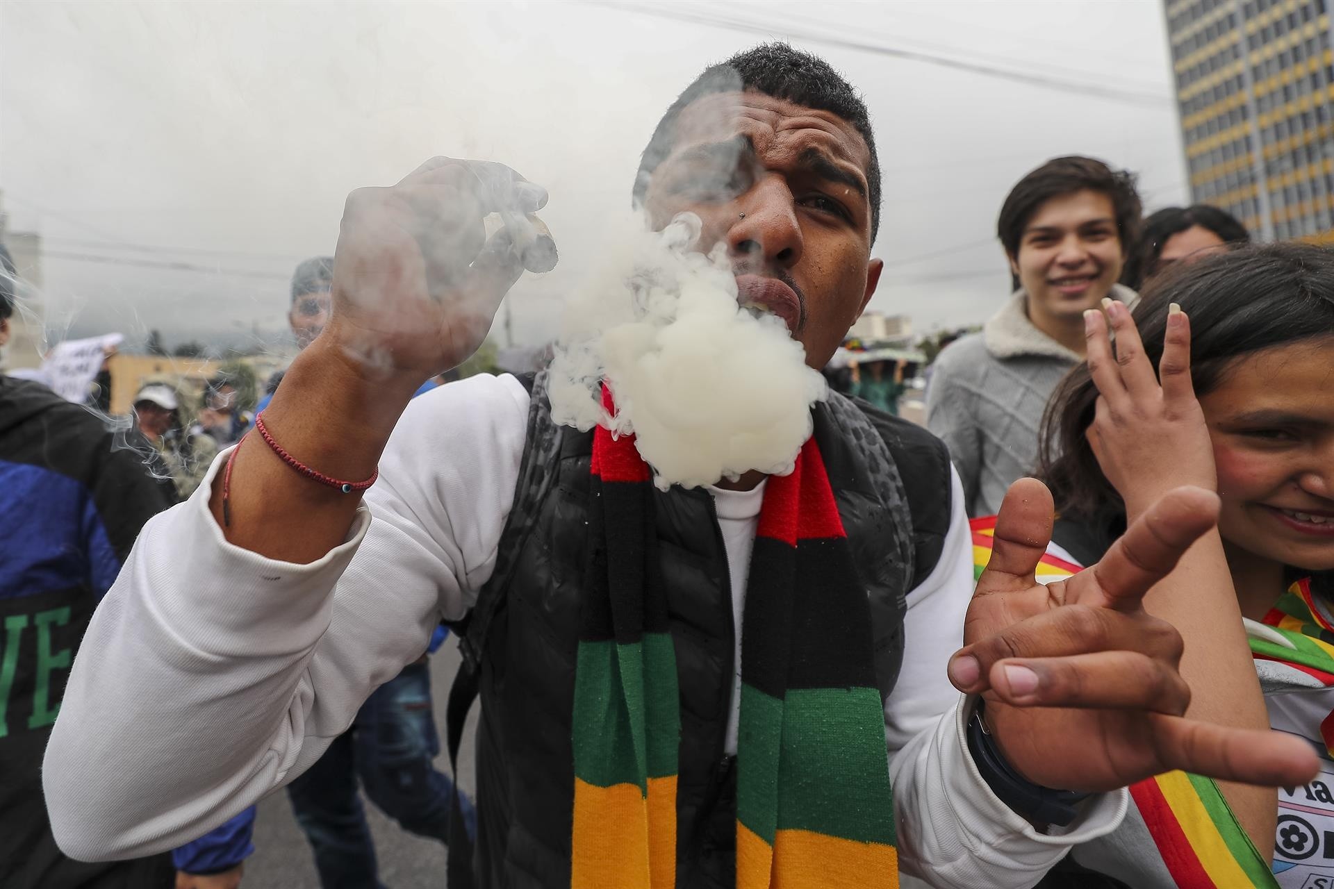 Simpatizantes y activistas a favor de la legalización de la marihuana marchan por las calles de Quito. (EFE)