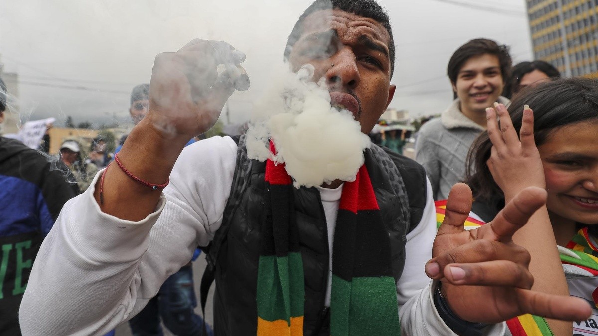 Simpatizantes y activistas a favor de la legalización de la marihuana marchan por las calles de Quito. (EFE)