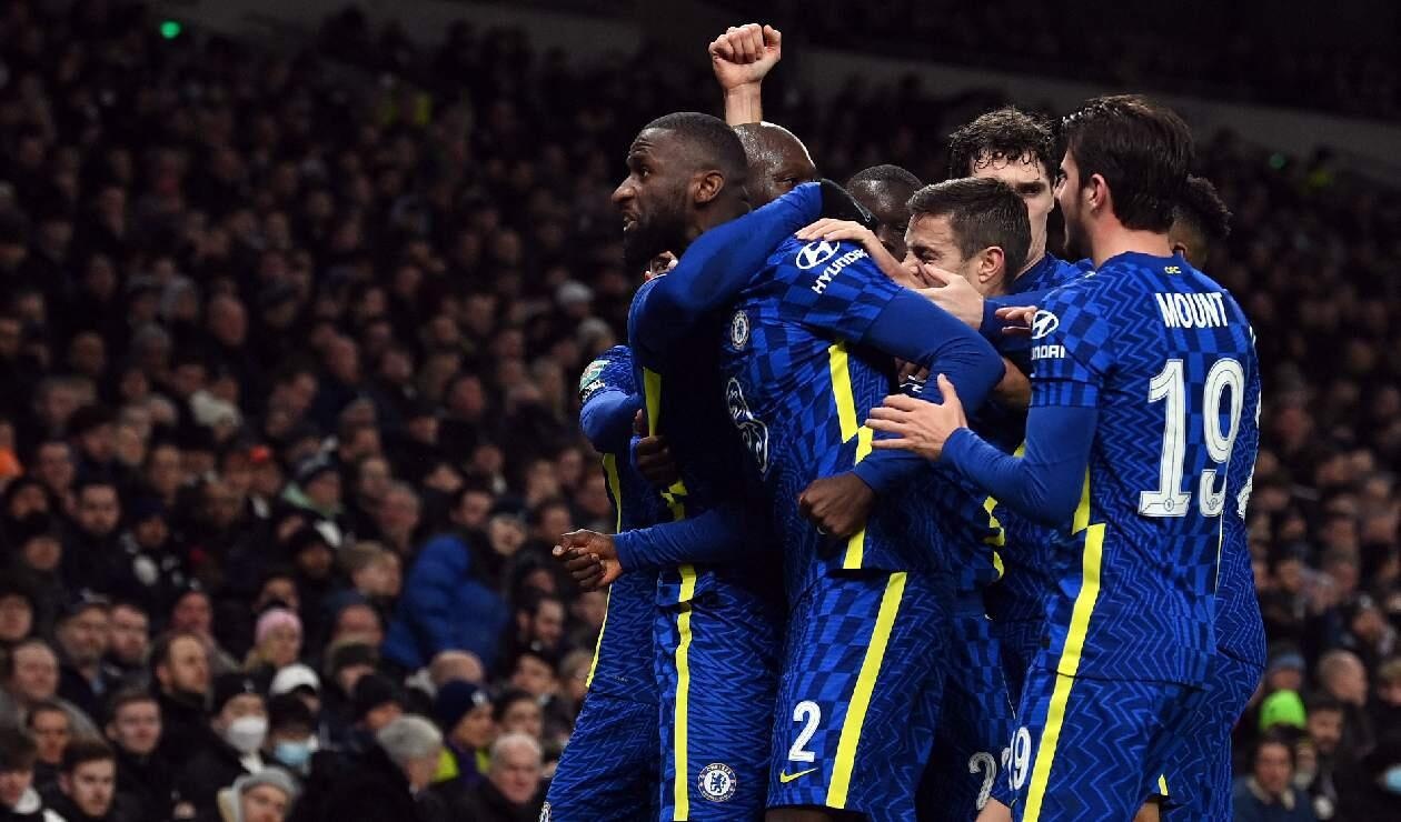 La operación, que está valorada en unos 4.250 millones de libras (5,270 millones de dólares), tiene lugar después de que el anterior dueño Roman Abramovich, vendiera el club. (EFE)