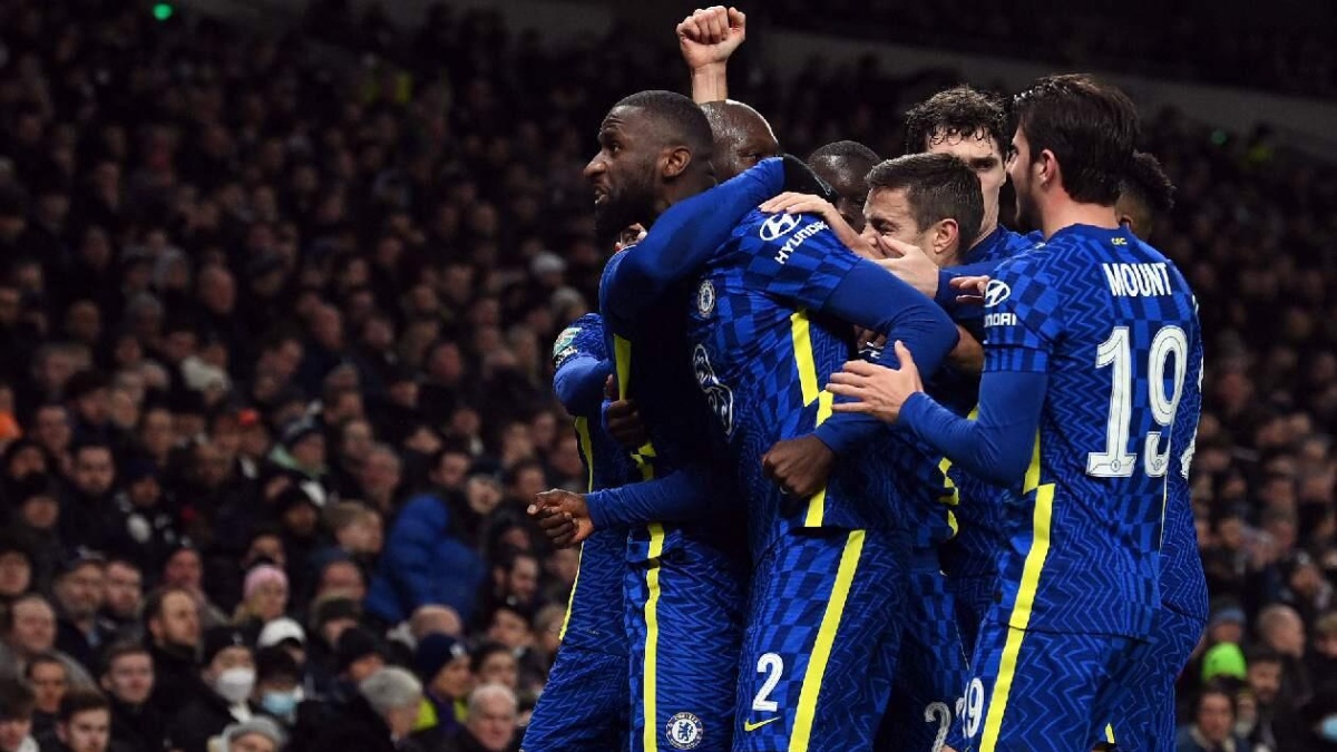 La operación, que está valorada en unos 4.250 millones de libras (5,270 millones de dólares), tiene lugar después de que el anterior dueño Roman Abramovich, vendiera el club. (EFE)