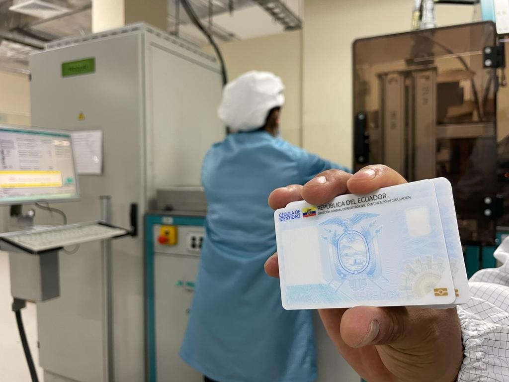 El chip interno almacena datos personales, foto, huellas dactilares y firma electrónica del portador. (Foto: Diego Bravo.)