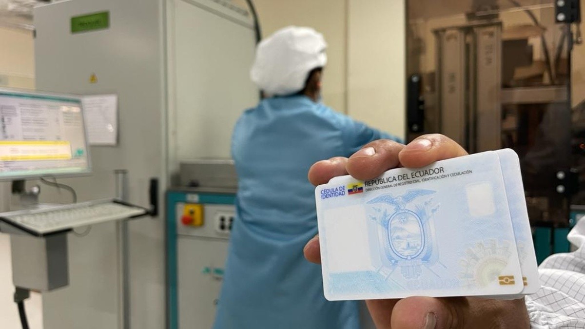 El chip interno almacena datos personales, foto, huellas dactilares y firma electrónica del portador. (Foto: Diego Bravo.)