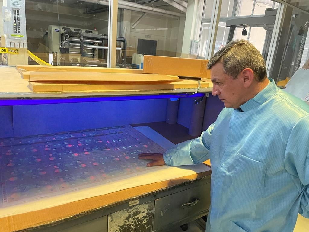 La cedula de identidad está hecha con policarbonato.  (Foto: Diego Bravo.  )