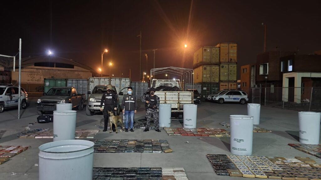 La Policía encontró los bloques de droga en contenedores que iban al extranjero, en un puerto marítimo (Policía)