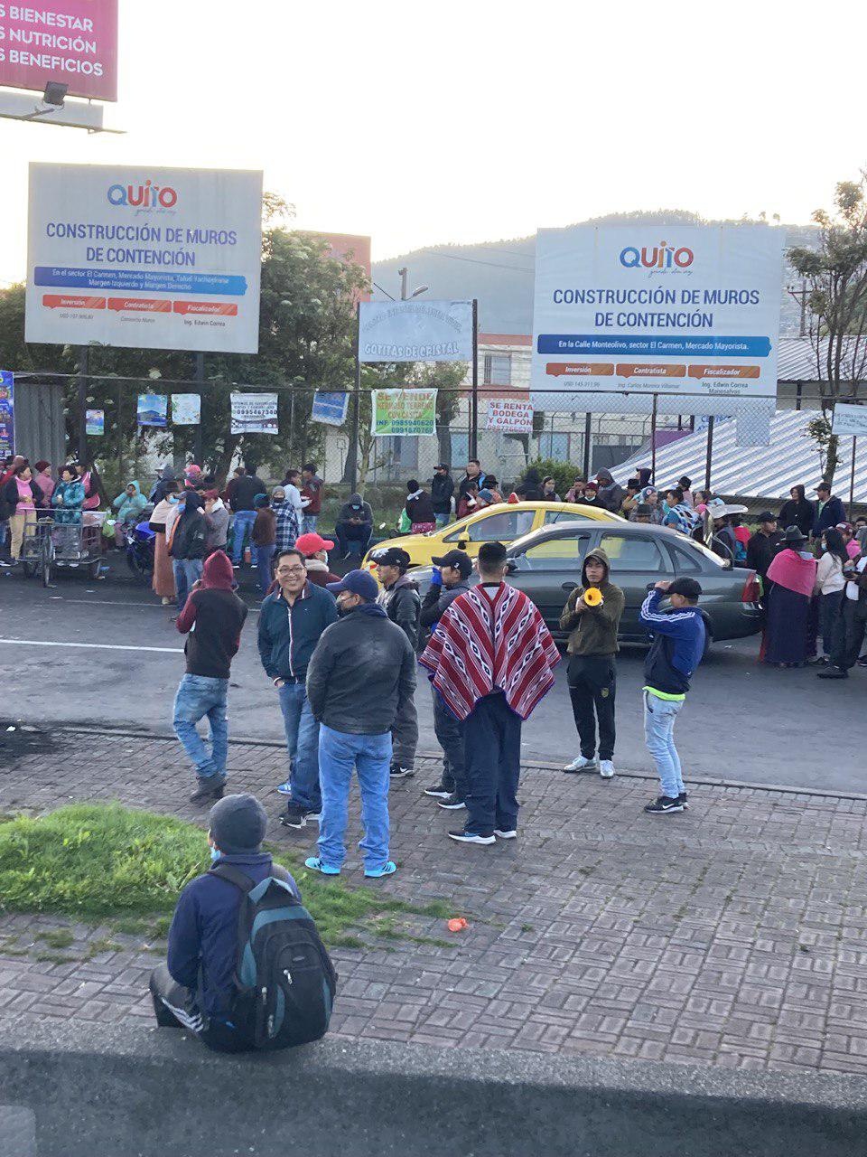 Imagen del cierre del Mercado Mayorista y la aglomeración de personas en los exteriores. (Andrea Marín)