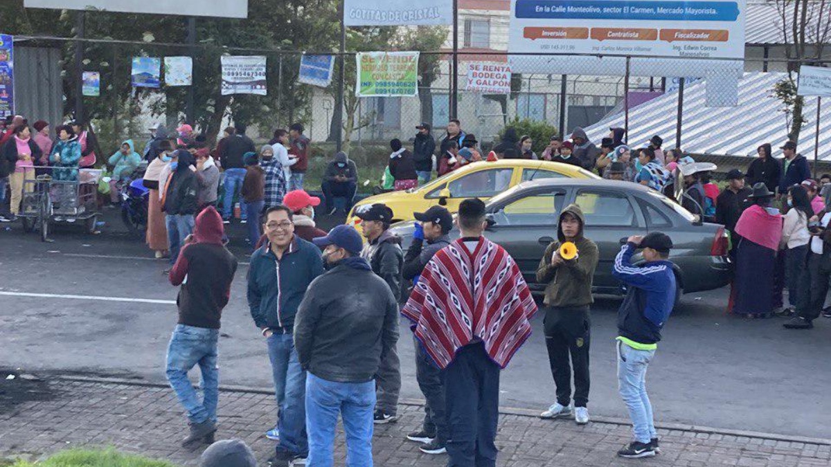 Imagen del cierre del Mercado Mayorista y la aglomeración de personas en los exteriores. (Andrea Marín)